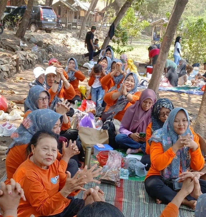 Menjalin Kebersamaan dan Menjaga Kesehatan: Wisata Edukatif TP PKK Desa Karanggondang ke Gua Manik