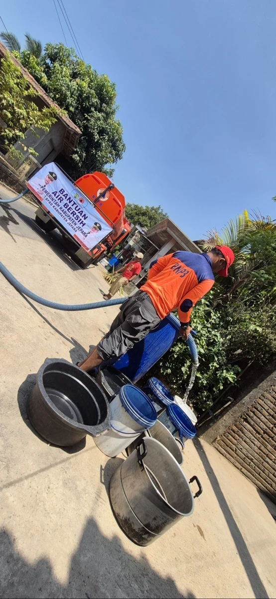 Pemberian bantuan air bersih 