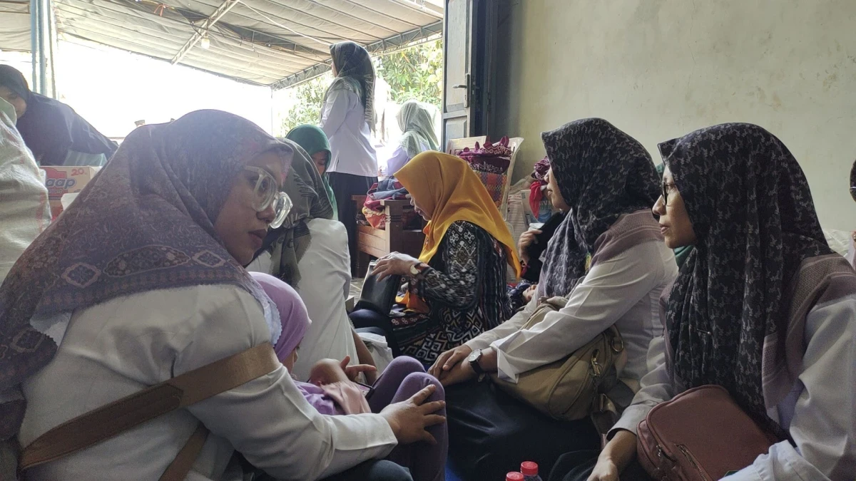Mengikuti kegiatan pengajian 