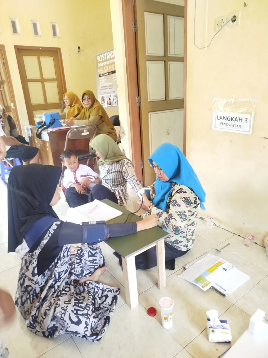 Kegiatan posyandu Melati Putih 3 Desa Mambak 