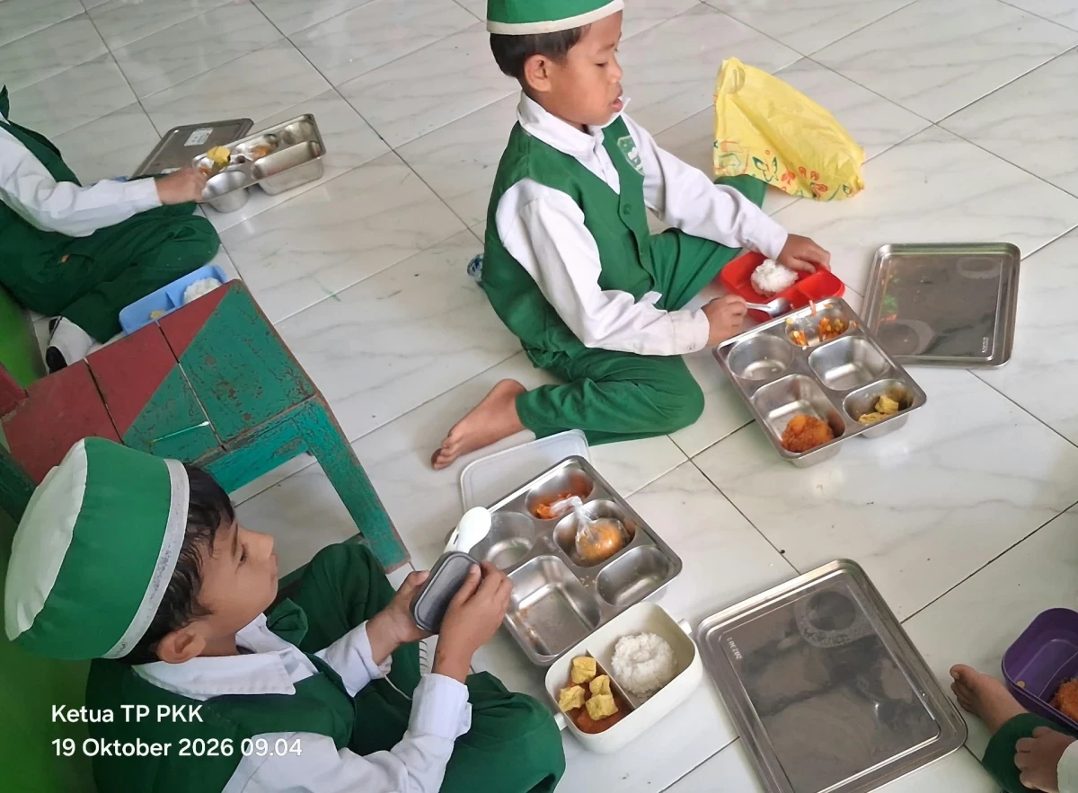 Sajian Makan Bergizi Gratis (MBG) RA Darul Huda 1 Karanggondang