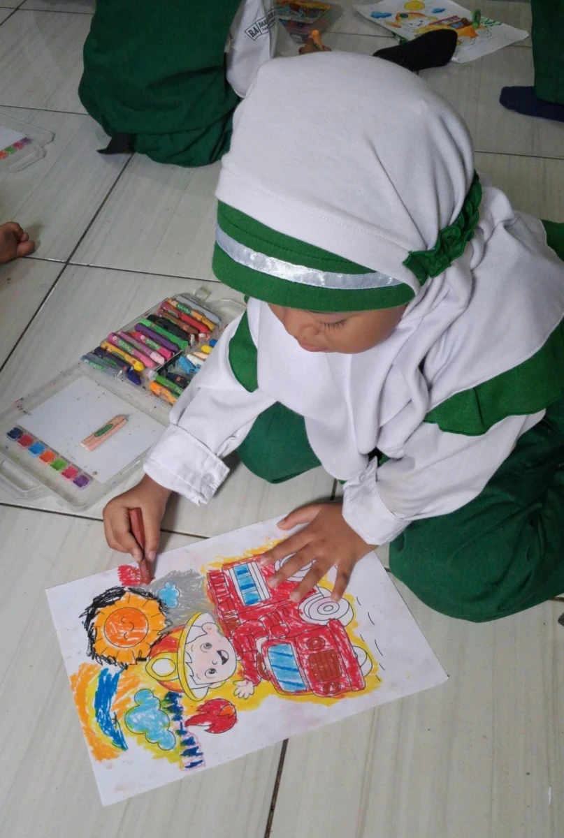 Belajar Mewarnai Gambar Pemadam Kebakaran di Klas A1 RA. Darul Huda 1 Karanggondang
