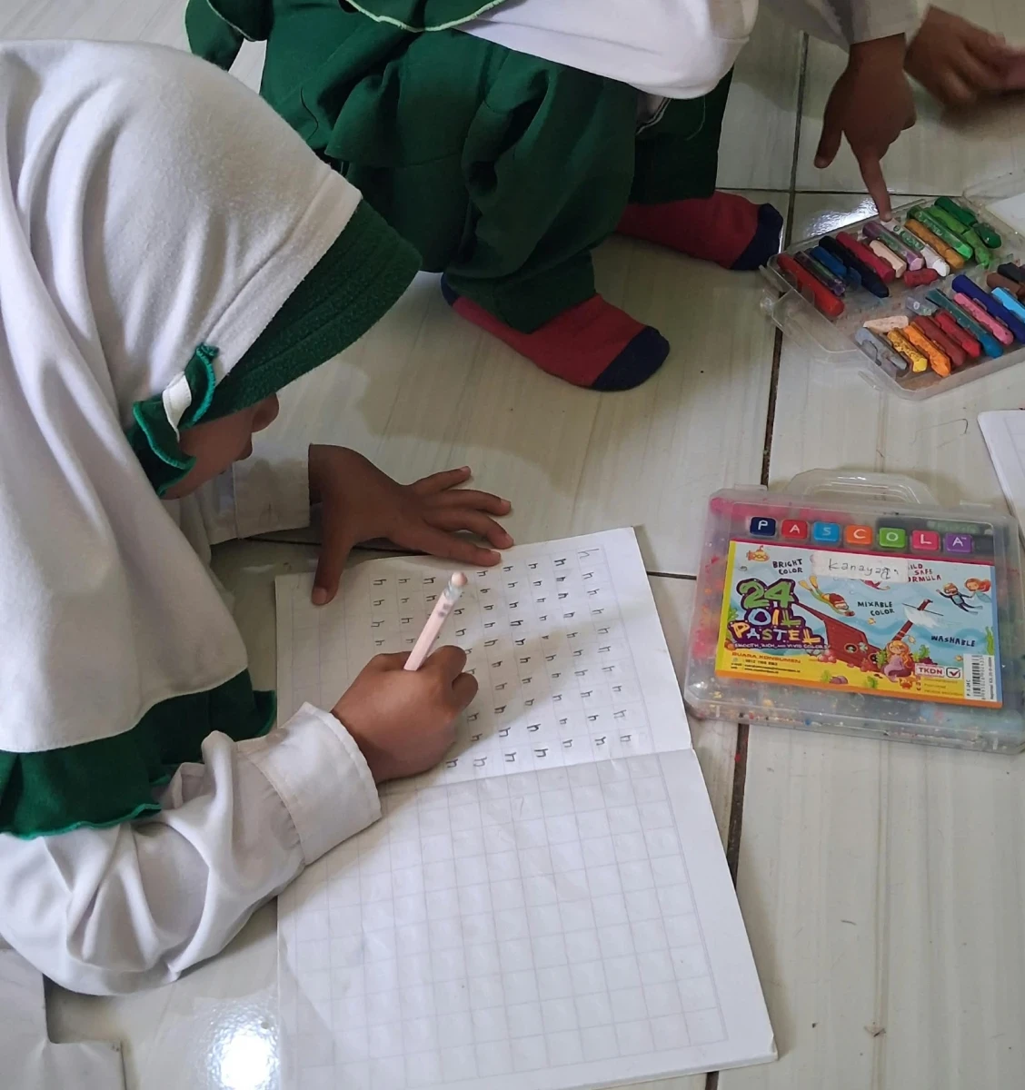 Asyiknya Belajar Menulis Huruf "h" Bersama Kelompok B2 RA Darul Huda 1 Karanggondang