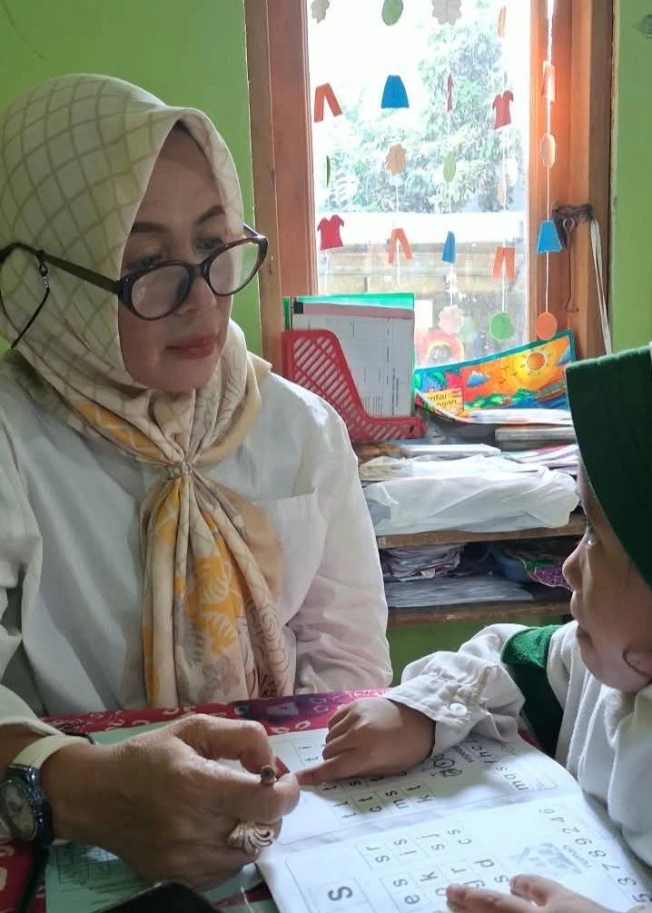 Anak-Anak Kelas B1 RA Darul Huda 1 Karanggondang Asyik Mengenal Huruf Abjad