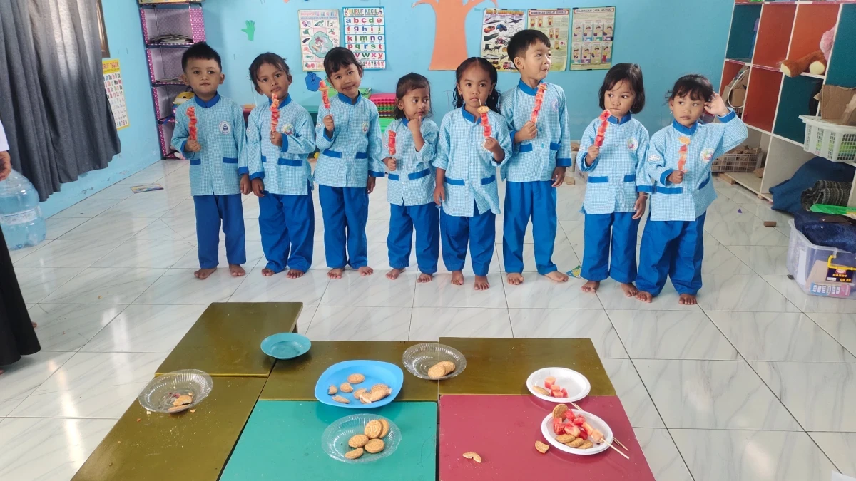 Foto bersama dengan hasil karya anak 