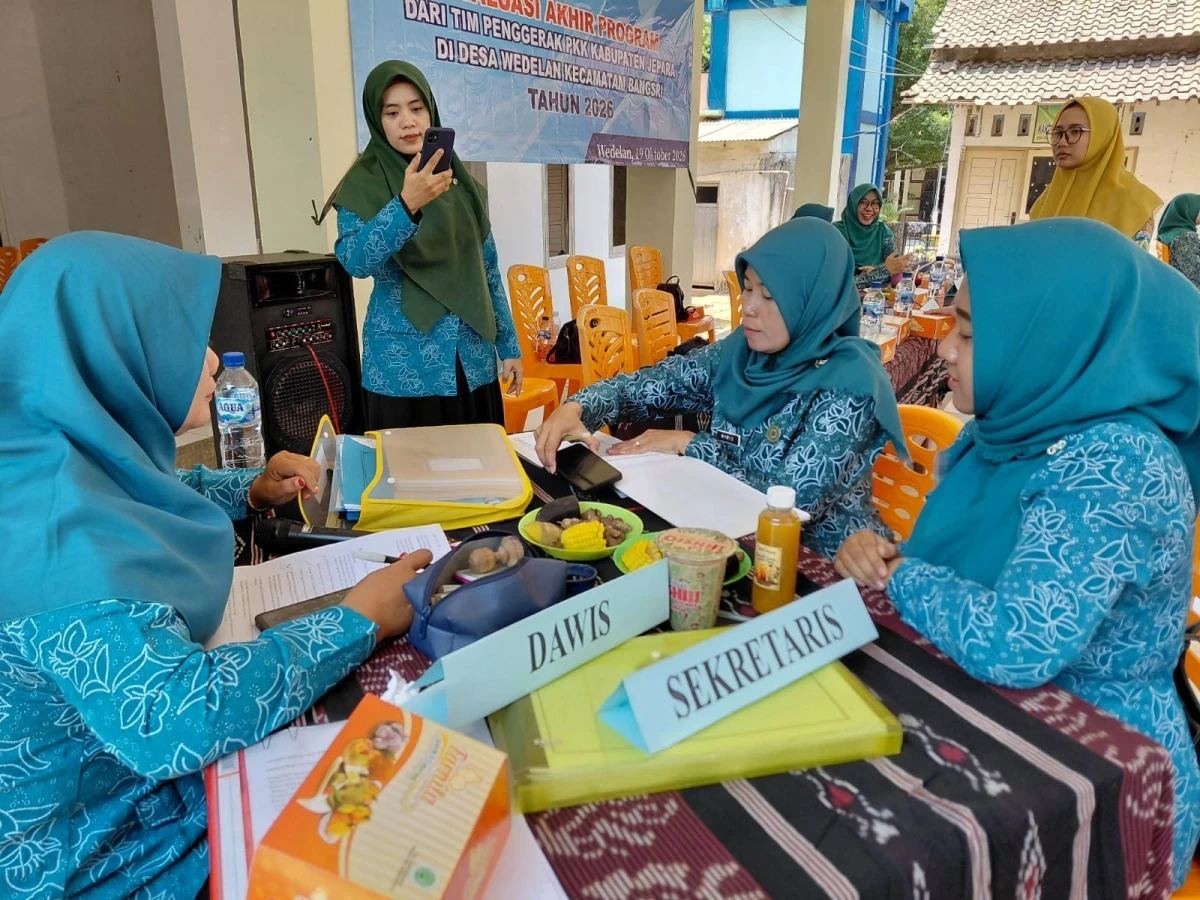 MELAKSANAKAN EVALUASI AKHIR PROGRAM DI DESA PAPASAN DAN DESA WEDELAN