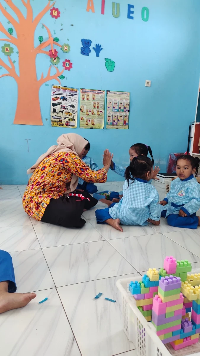 Melatih anak mengenal huruf lewat permainan 