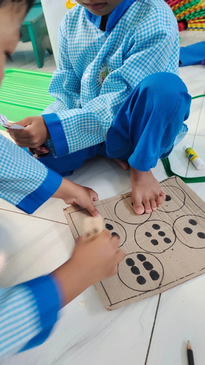 Kegiatan anak bermain angka dan kotak 