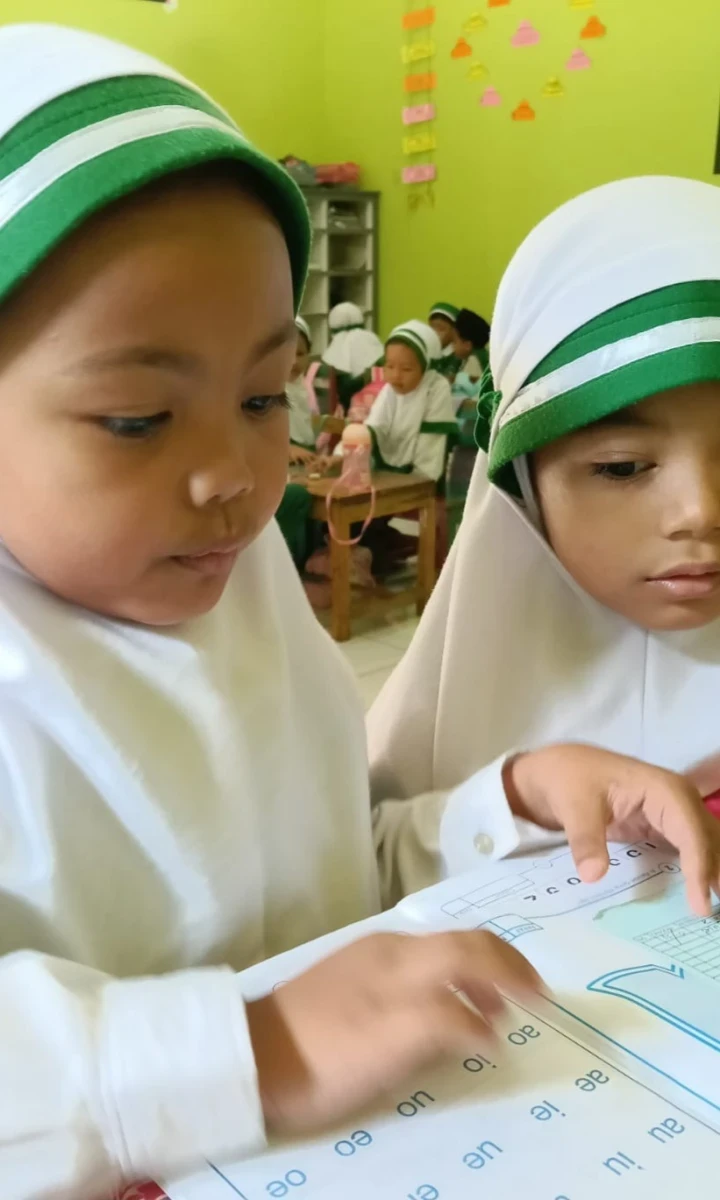 Belajar Mengenal Huruf Vokal Bersama Kelas A2