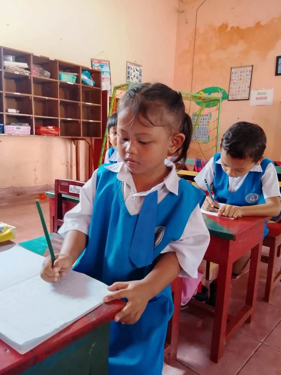 Kegiatan Belajar Harian TK Debora: Mengenal dan Meniru Huruf "p"
