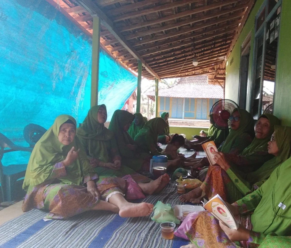 Kegiatan Pengajian Rutin Kelompok Muslimat RW 02 Desa Karanggondang di MI Karanggondang 2
