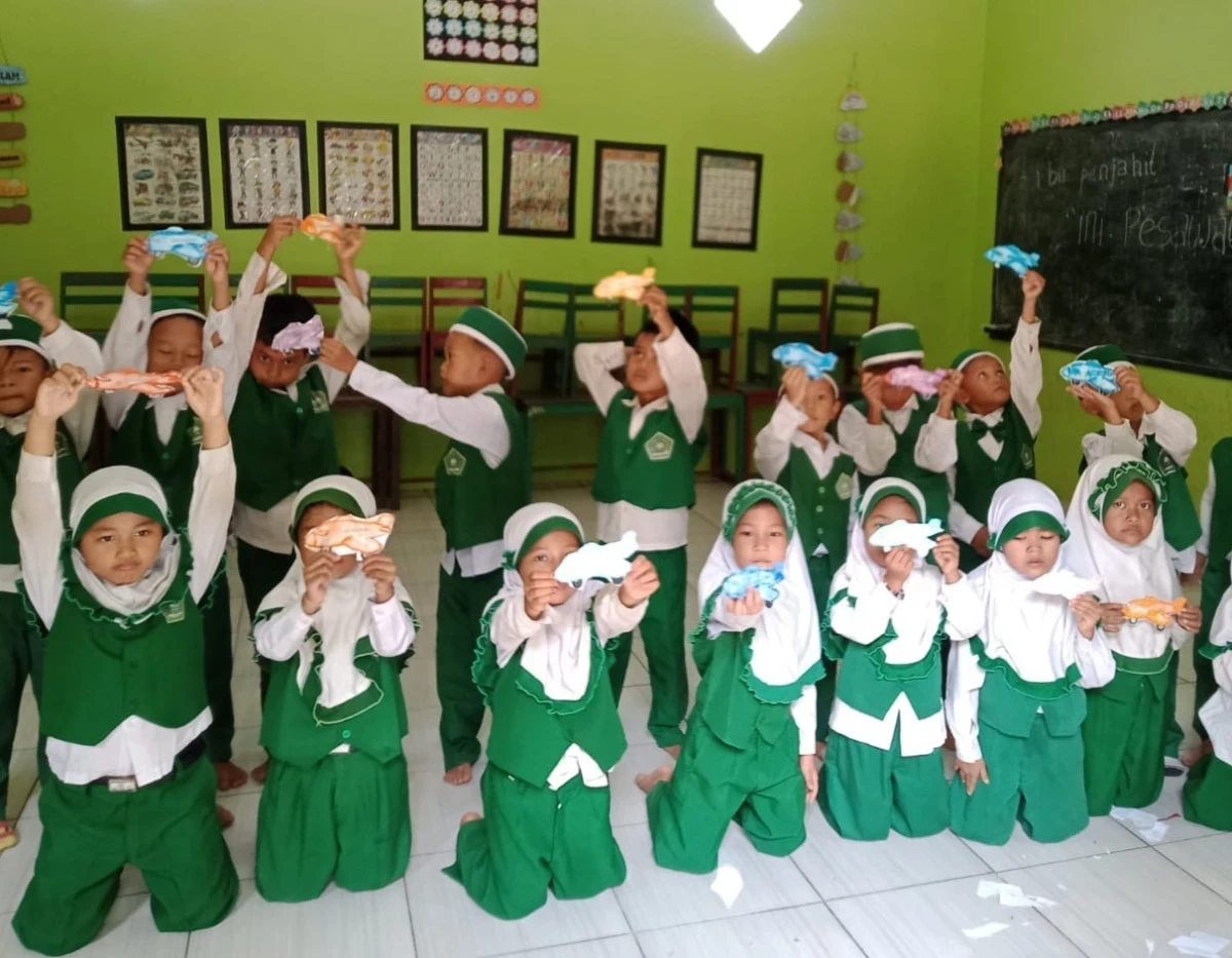 Keseruan Kelas B 1 RA Darul Huda 1 Karanggondang: Mengasah Kreativitas dan Motorik Melalui Kegiatan Mewarnai serta Menggunting Gambar Pesawat
