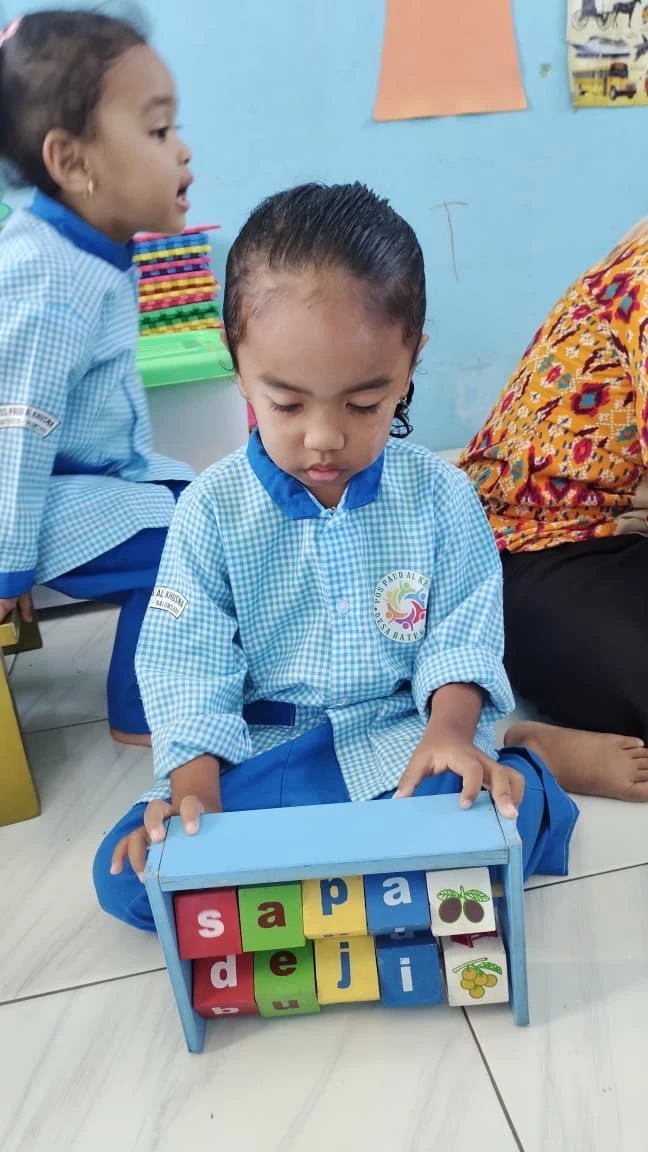 Mengenal abjad. Sambil bermain