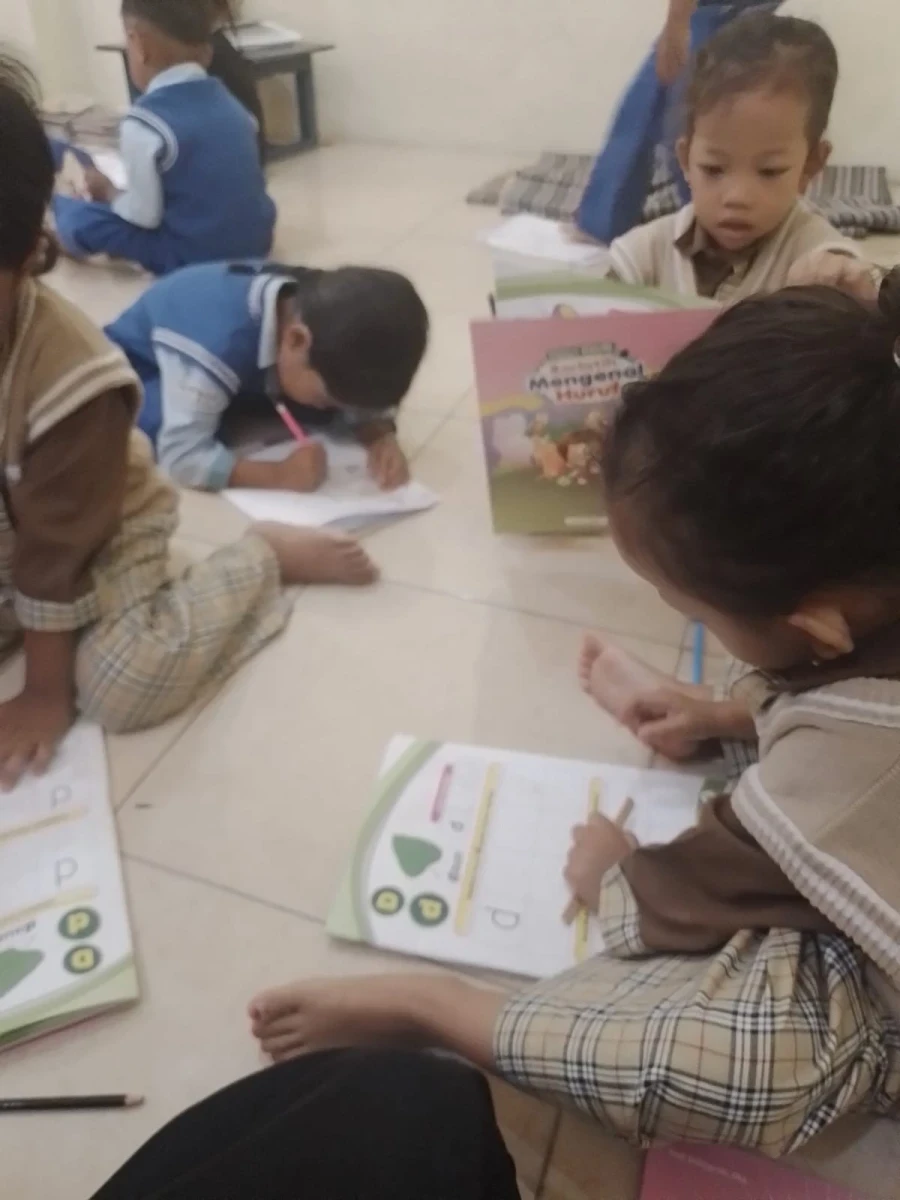 Belajar menulis huruf