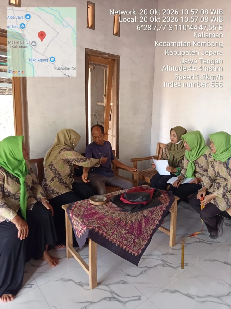 Kegiatan kunjungan kader kesehatan desa Kaliaman ke rumah warga dengan kondisi tertentu