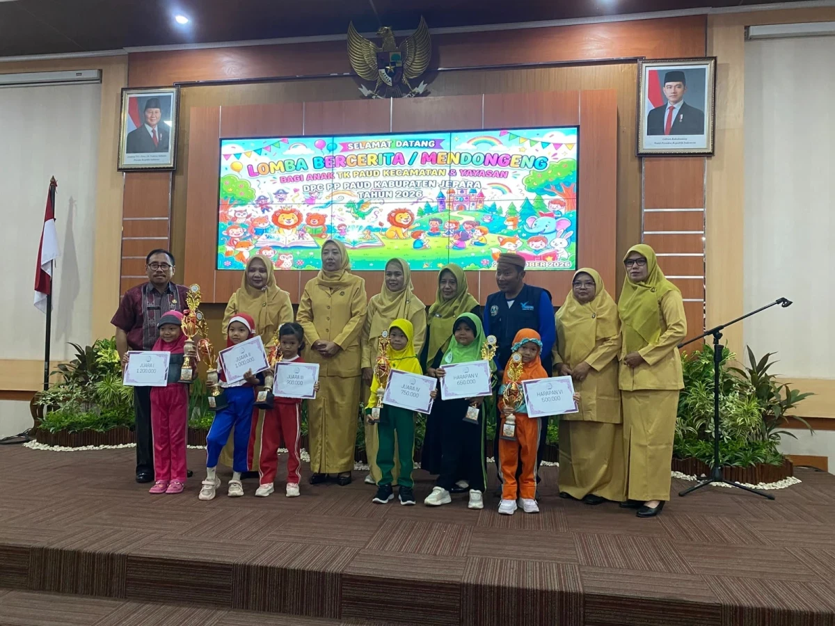 BANGGA NILNA MAFAZA RAIH JUARA HARAPAN 3 LOMBA MENDONGENG 