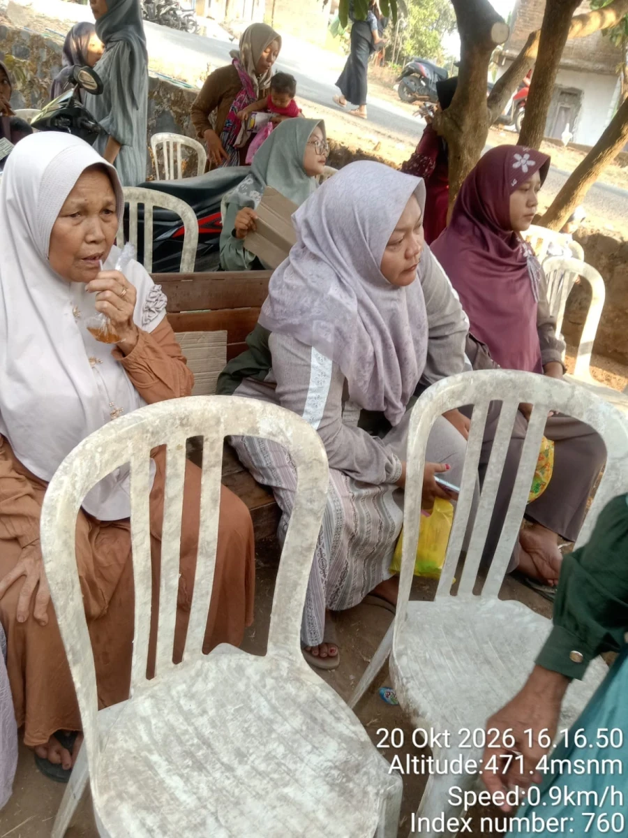Mengikuti kegiatan yasinan 
