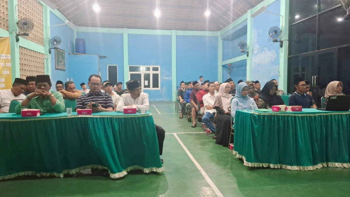 Mengikuti rapat RT 