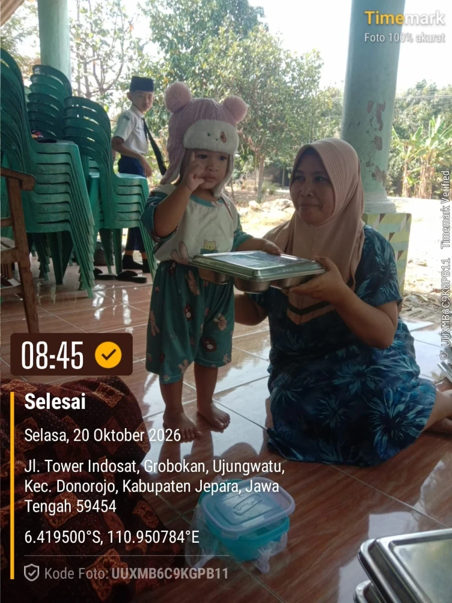 PENDISTRIBUSIAN MAKAN BERGIZI GRATIS DI RW 03 POS 03 GROBOGAN