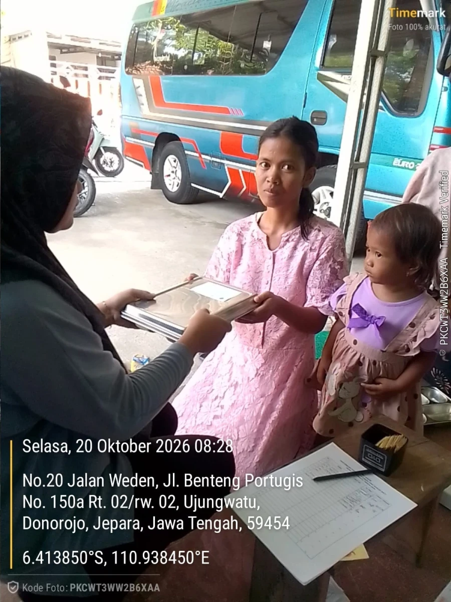 TP.PKK DESA DAMPINGI PENDISTRIBUSIAN MBG DI POS 05 RW 02 SIDOREJO