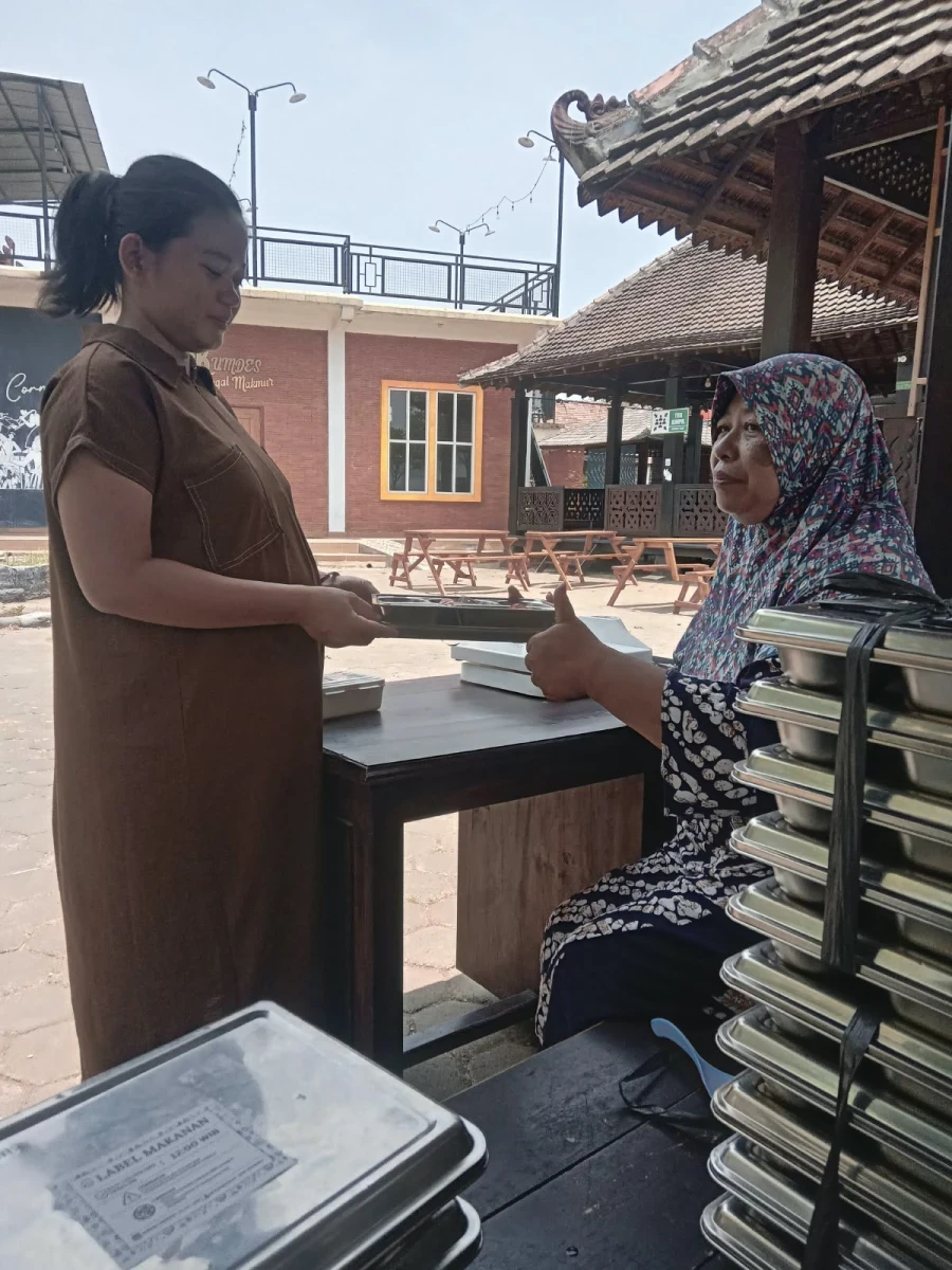 Pembagian MBG untuk Ibu Hamil di Posyandu Kasih Ibu 1