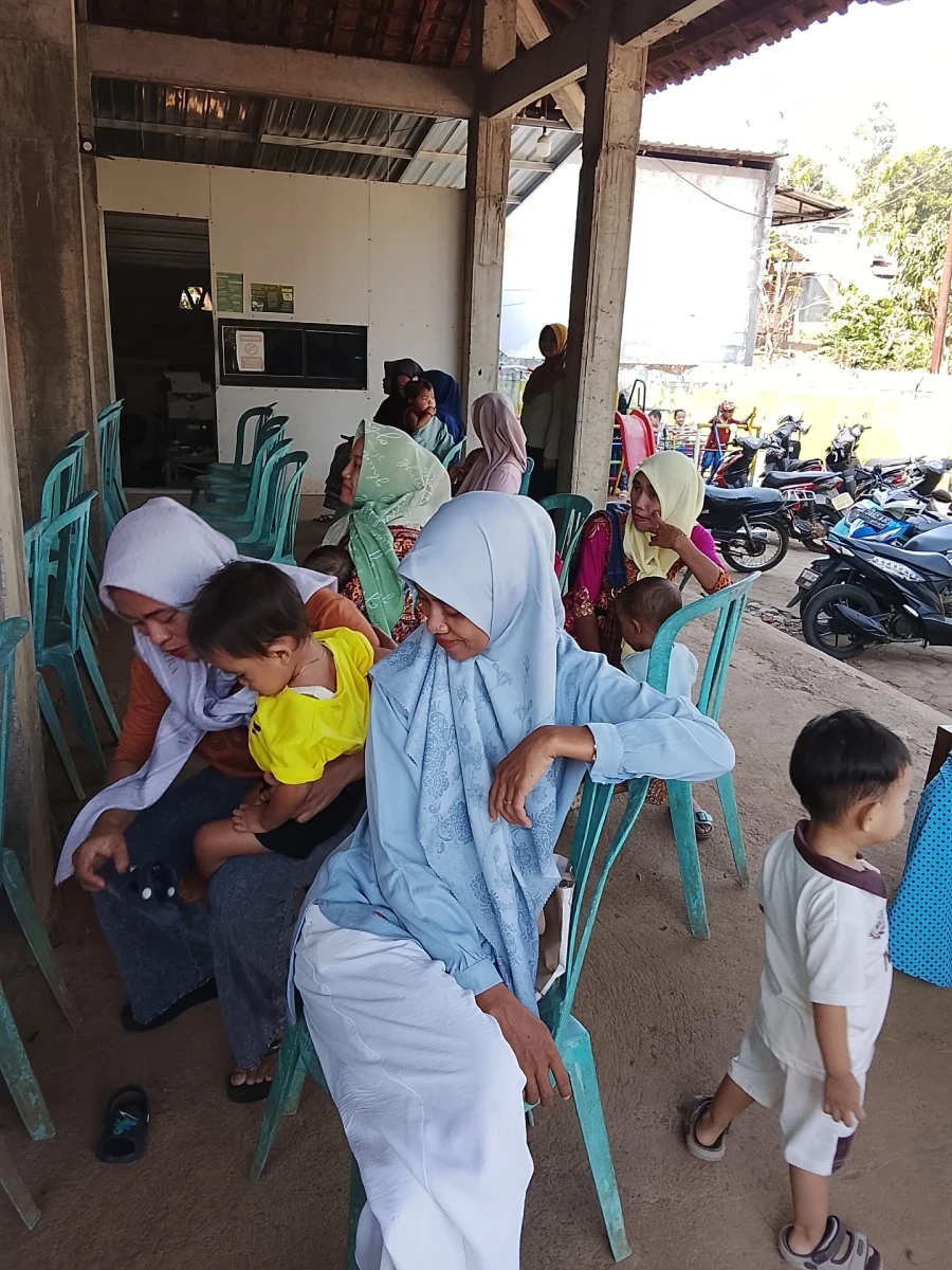 pembagian susu untuk balita setunting 