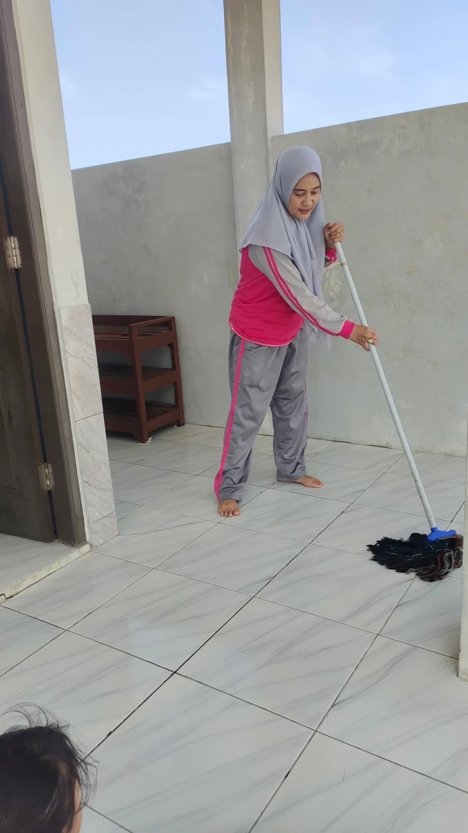 Membersih kan kelas