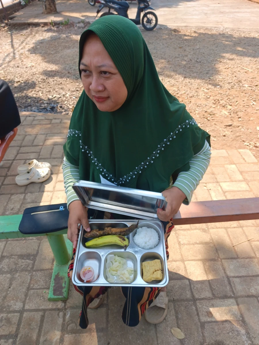 Kegiatan pembagian MBG (makanan bergizi gratis) desa geneng