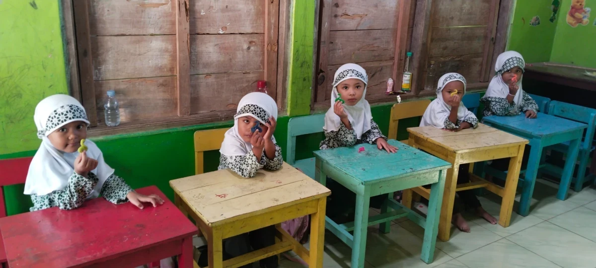 Kegiatan anak TK Membentuk Bebek dari Plastisin 