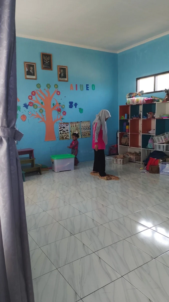 Membersihkan ruang kelas sebelum belajar