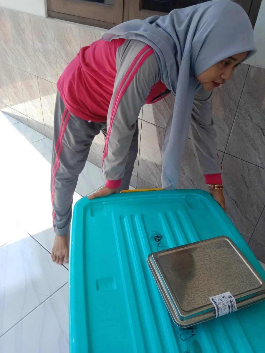 Kepala sekolah menerima mbg dai sppg nalumsari