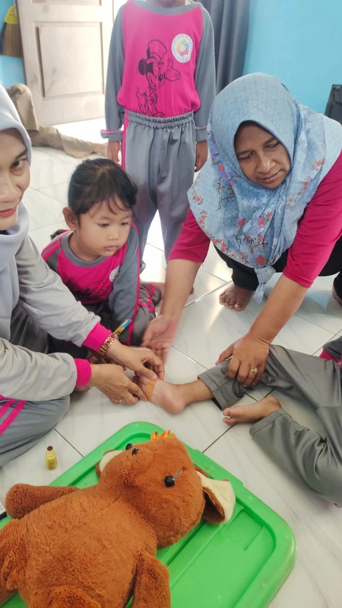 Bermain peran jadi perawat 