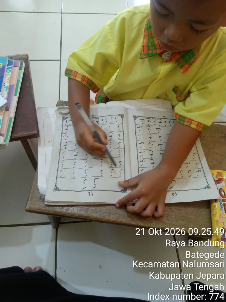 Latihan menulis huruf Hijaiyah 