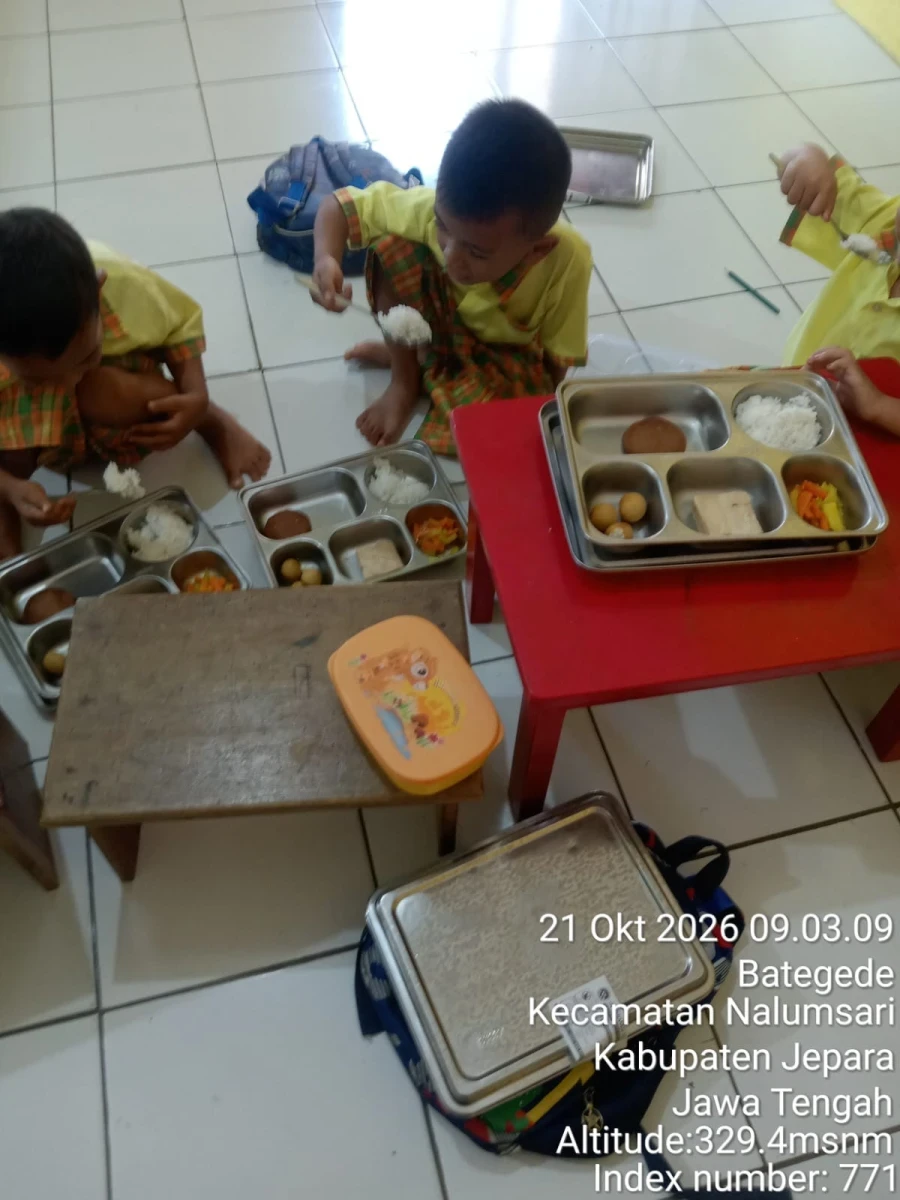 Kegiatan makan bersama 