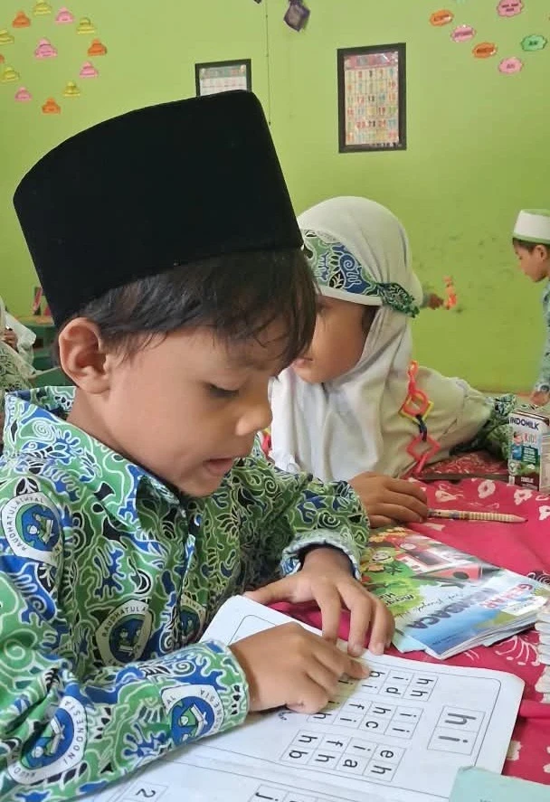 Kelompok A2 RA Darul Huda 1 Karanggondang Belajar Membaca Abjad