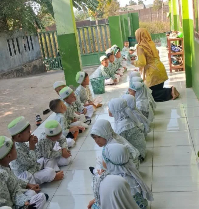 Belajar Mengenal dan Menghafal Asmaul Husna bersama Kelas B3 RA Darul Huda 1 Karanggondang