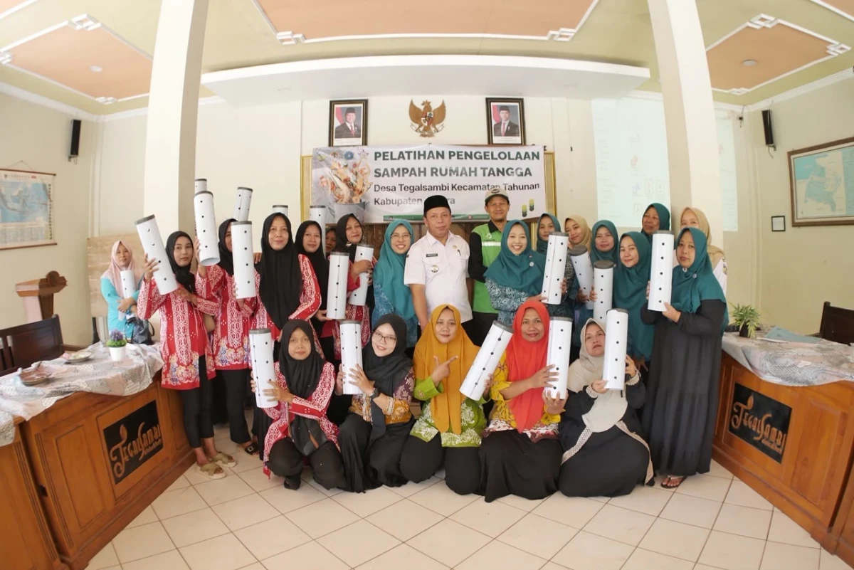 Pelatihan Pengolahan Sampah Rumah Tangga melalui Biopori untuk Mewujudkan Lingkungan Bersih dan Sehat