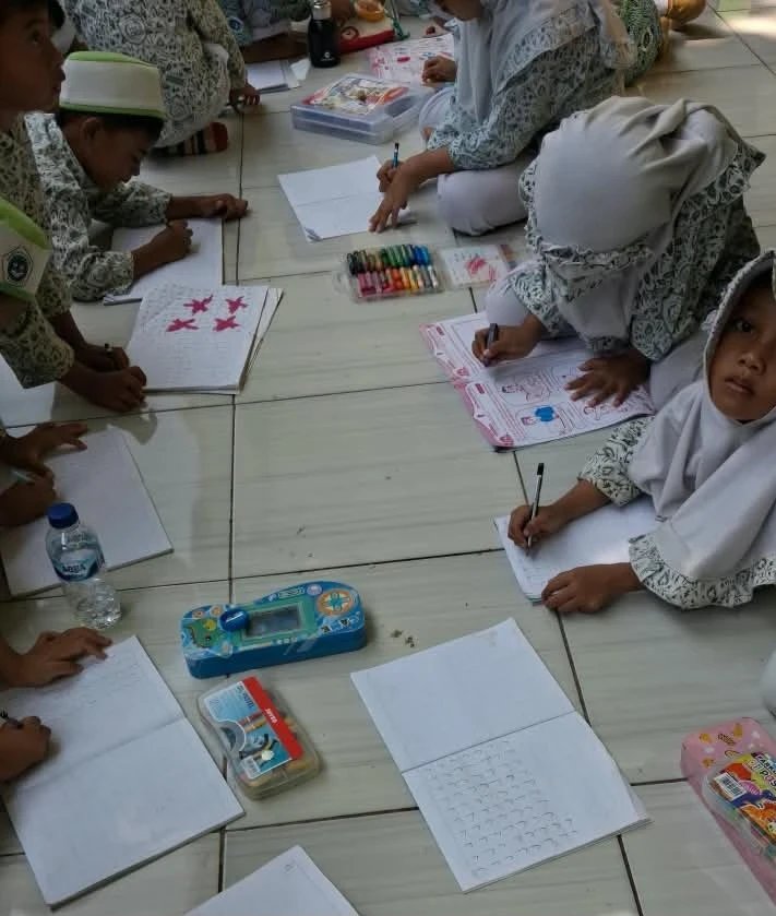 Semangat Kelompok B1 RA Darul Huda 1 Karanggondang Belajar Menulis Huruf "j" Kecil