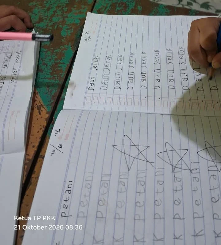 Semangat Kelompok A2 RA Darul Huda 1 Karanggondang Belajar Menulis Kata "Daun Jeruk"