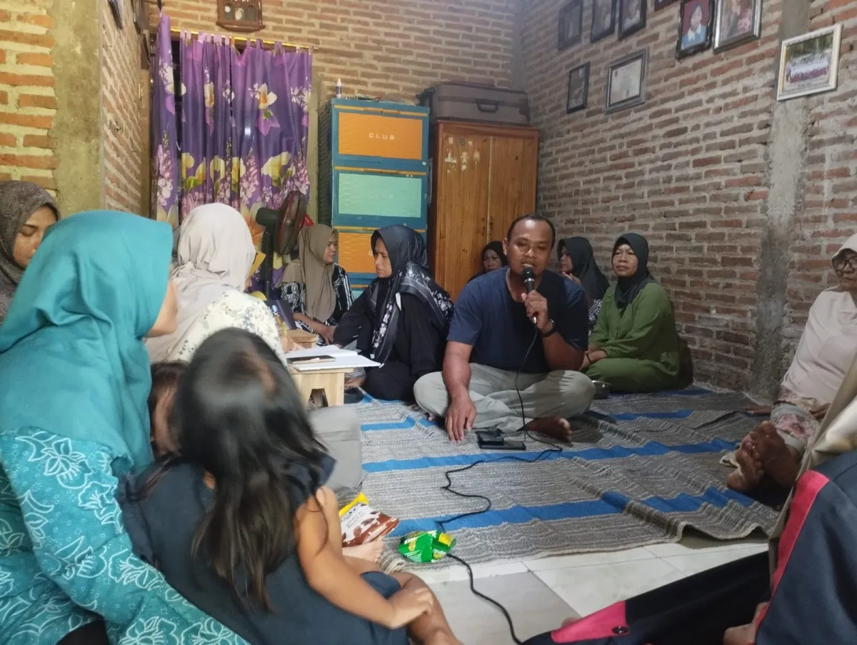 SOSIALISASI PERDES TENTANG PENGELOLAAN DAN MANDIRI SAMPAH DI PKK RT 03 TELUK AWUR 