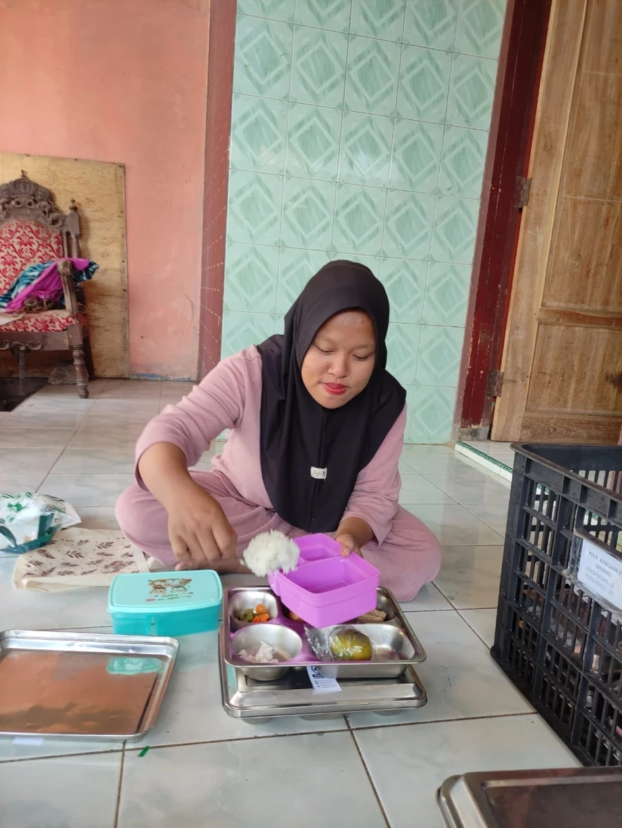 Kegiatan pembagian MBG (makanan bergizi gratis) desa geneng
