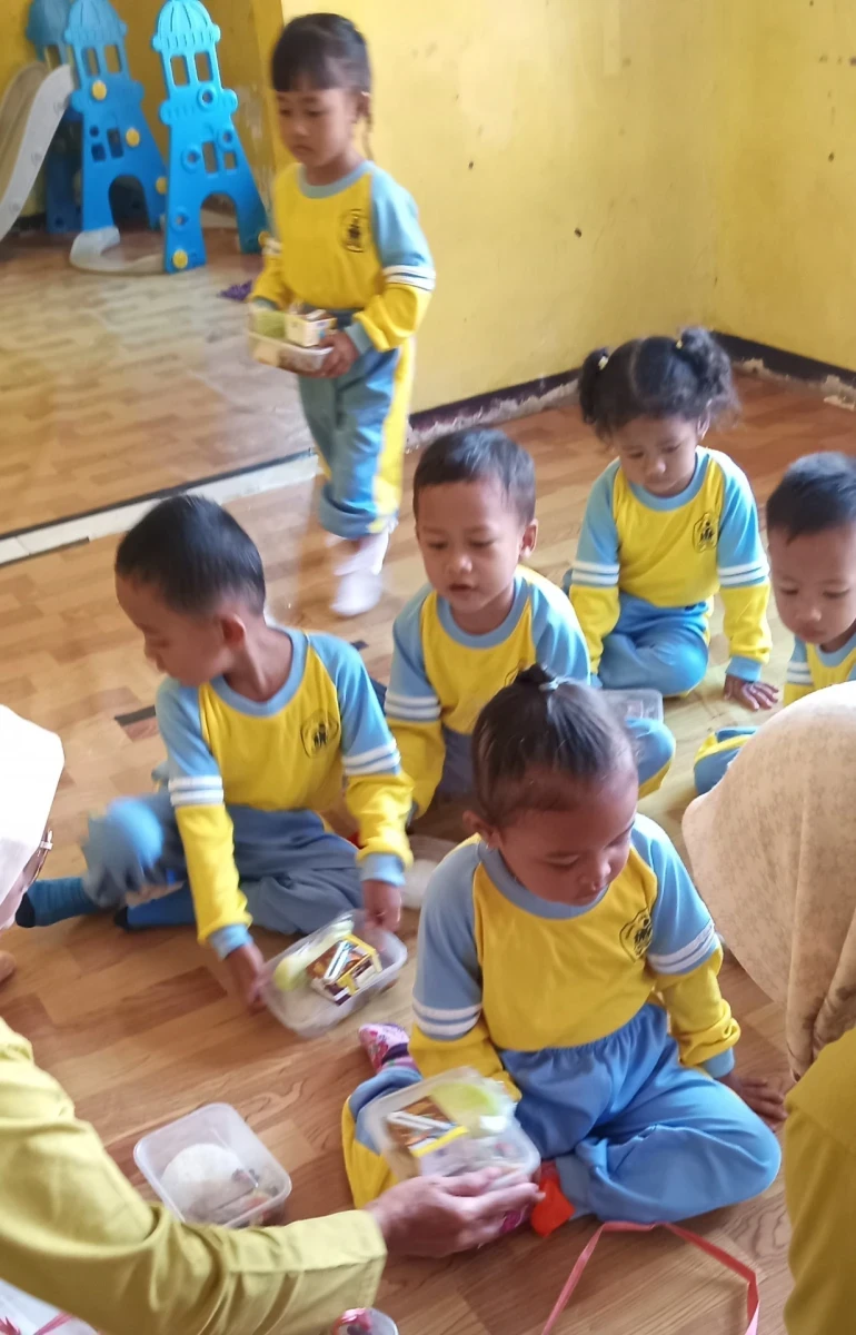 Kegiatan Makan Bergizi Gratis Pos PAUD Ceria Karanggondang – Rabu, 21 Oktober 2026