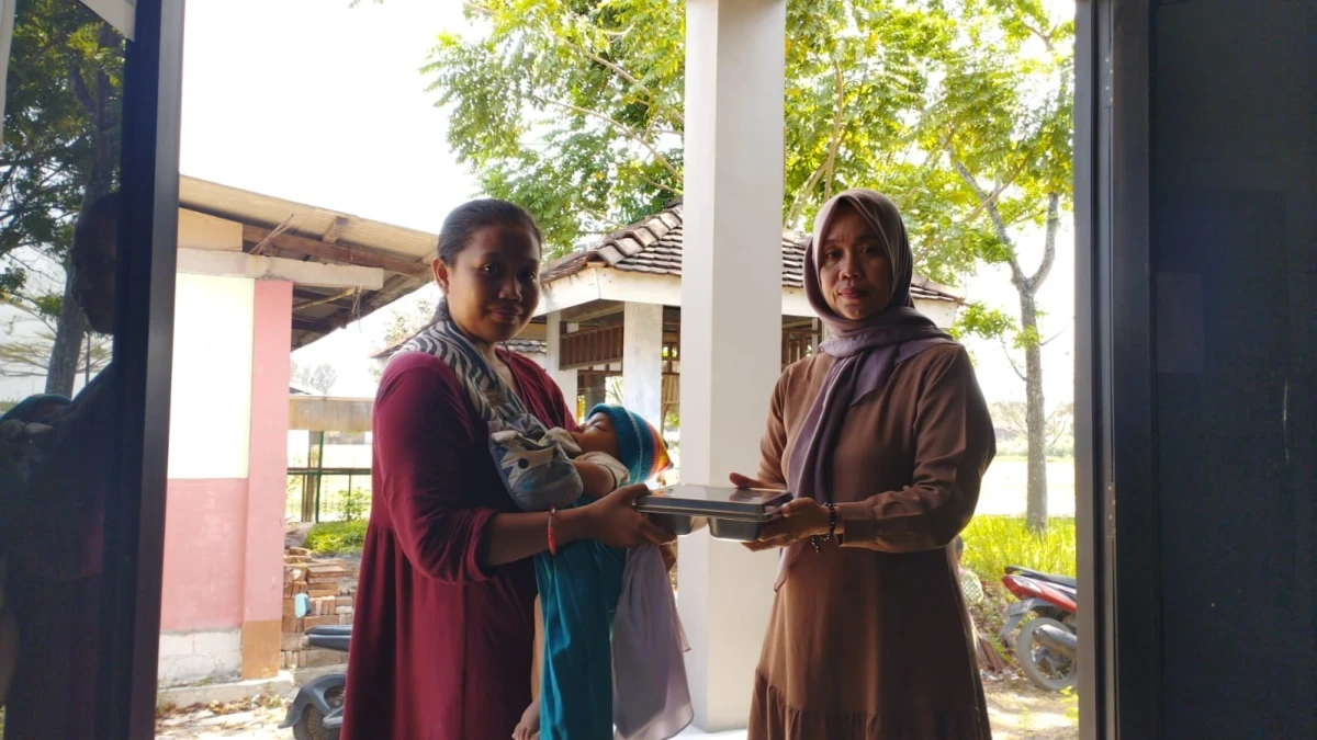 Dari Kader untuk Ibu, dari Kepedulian untuk Generasi: Posyandu Telukawur Salurkan Makanan Bergizi Gratis bagi Ibu Menyusui