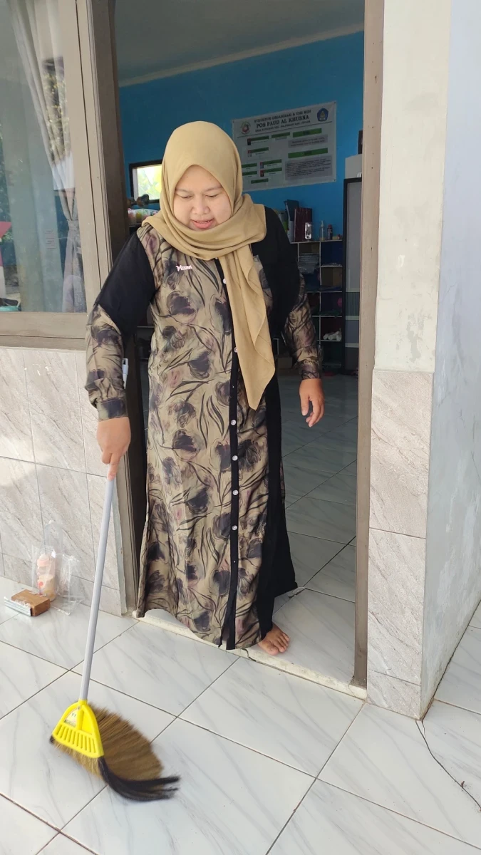 Membersihkan ruangan sebelum  kegiatan 