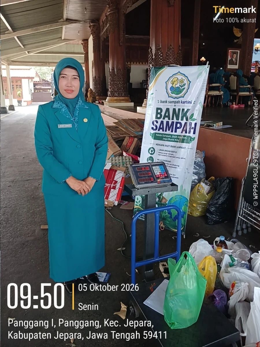 Ketua TP PKK Pakis Aji Salurkan Minyak Jelantah ke Bank Sampah Kartini