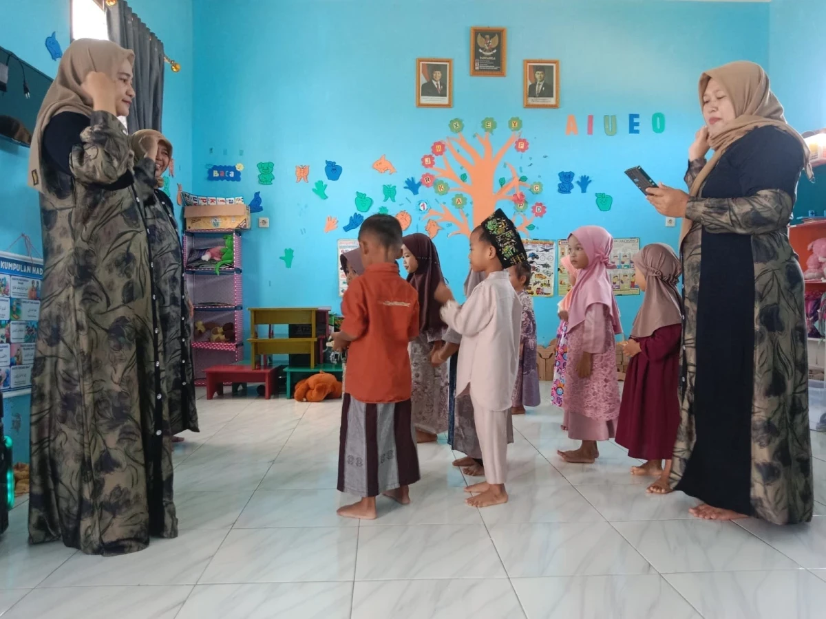 Menyanyikan lagu yalal waton . 