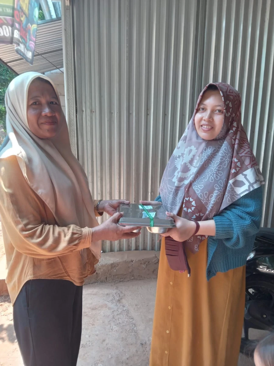KADER KESEHATAN DESA PETEKEYAN SALURKAN MBG KEPADA BALITA, IBU HAMIL, DAN IBU MENYUSUI
