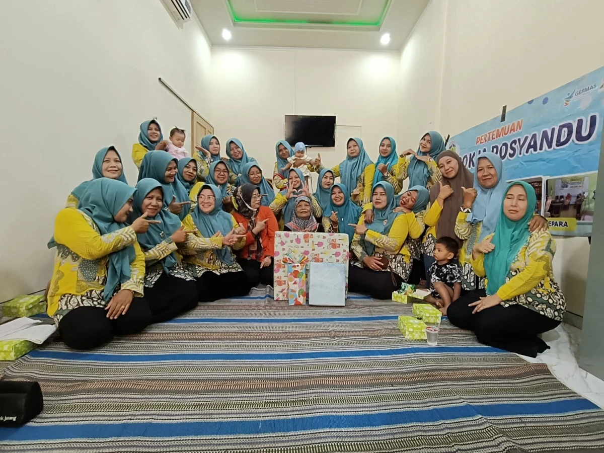 TP PKK DESA PETEKEYAN BERIKAN TALI ASIH KEPADA KADER KESEHATAN YANG PURNA TUGAS