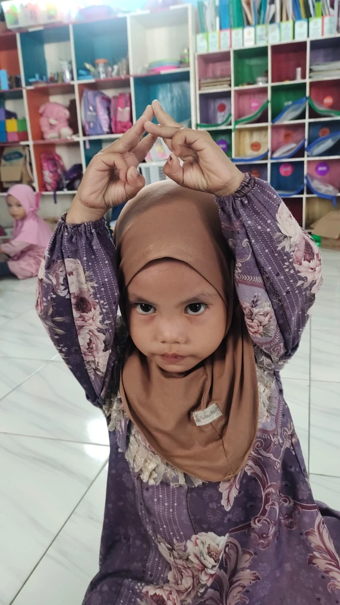 Membuat menara dari tangan 