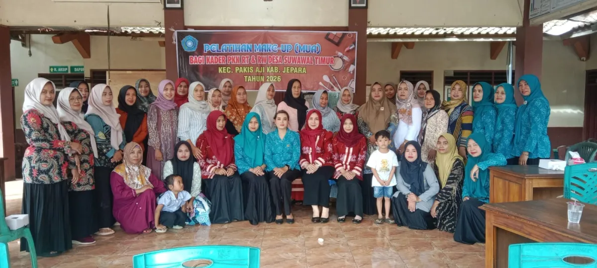Pelatihan Make up (MUA) bagi kader PKK RT dan RW desa Suwawal Timur